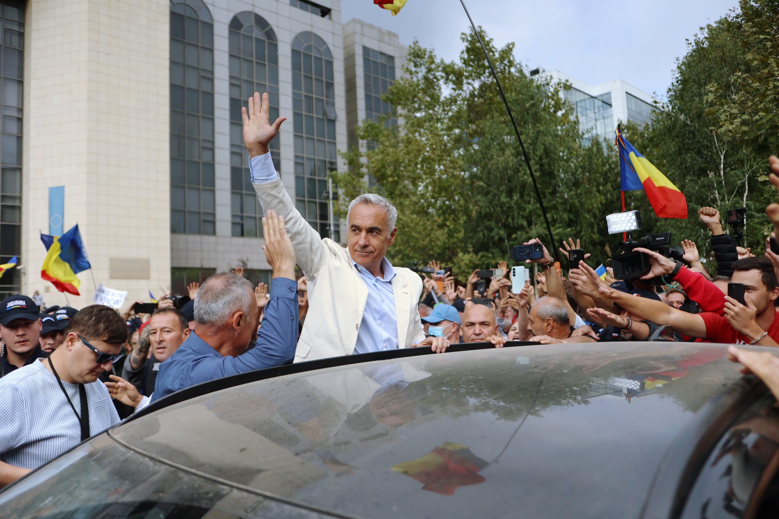 Călin Georgescu a transmis primul mesaj de după gratii. Reacția susținătorilor a fost masivă