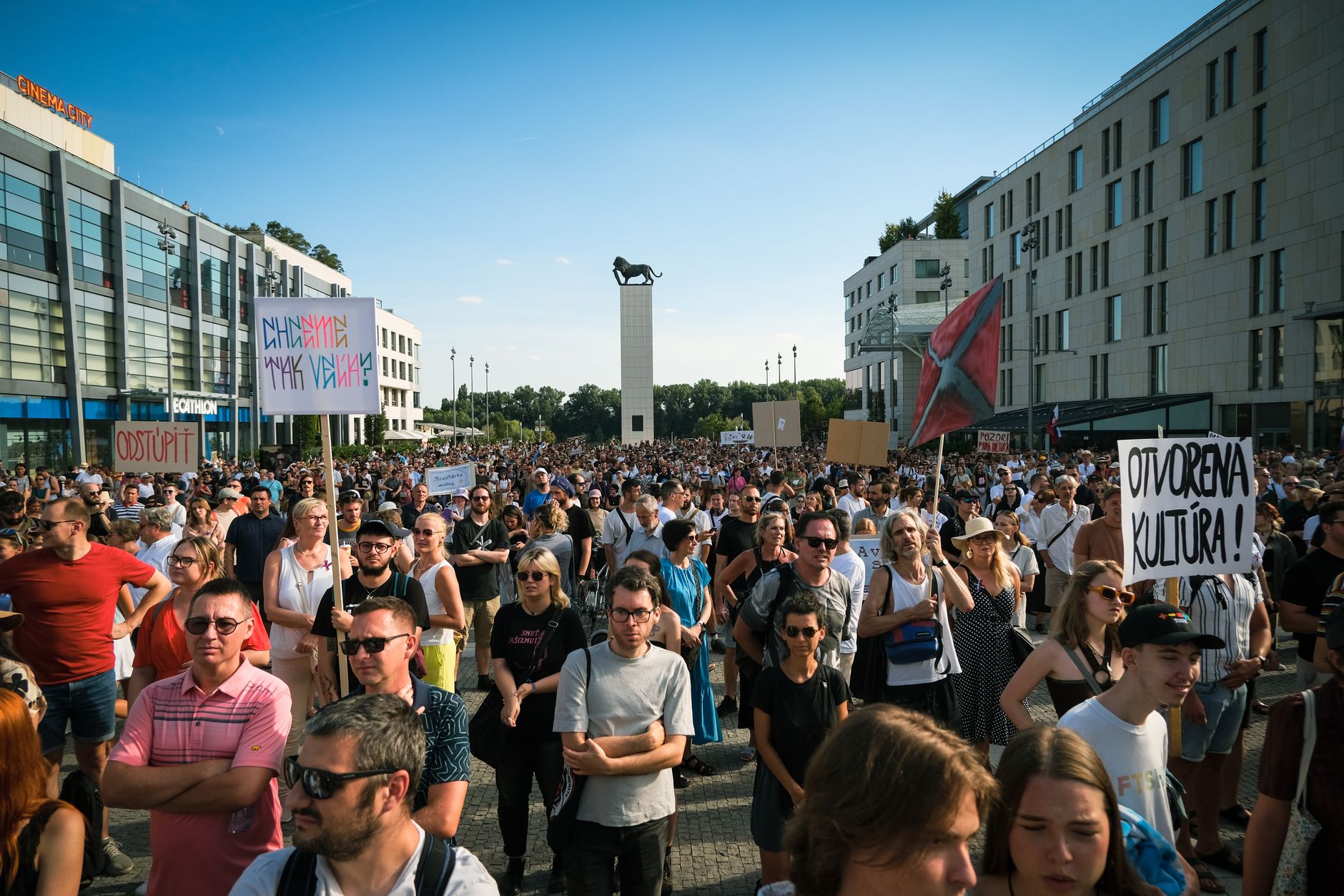 Miting la Arestul Central: Susținătorii lui Călin Georgescu scandează lozinci în a 12-a noapte