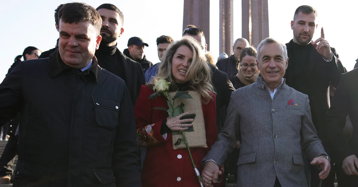 Cristela Georgescu a acordat un interviu lui Alex Jones, un conspiraționist condamnat la 1,5 miliarde de dolari