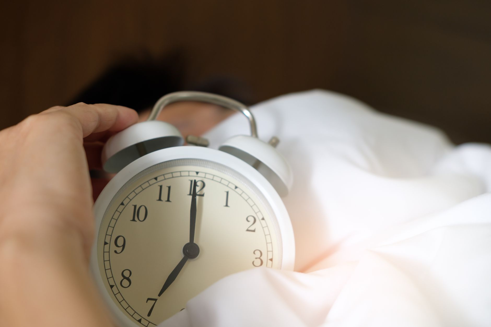 Oboseala de dimineață, chiar și după un somn suficient: cauze și soluții practice
