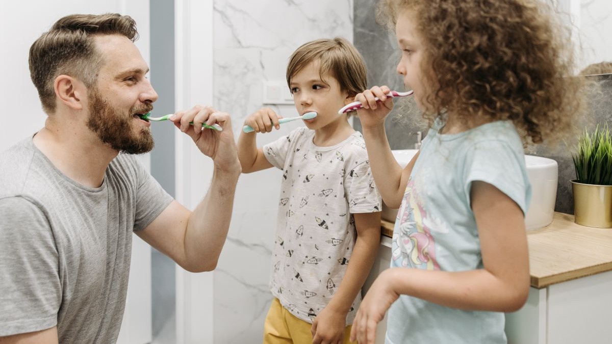 Ghid de îngrijire dentară pentru copii: de la primul dințișor până la vârsta școlarului