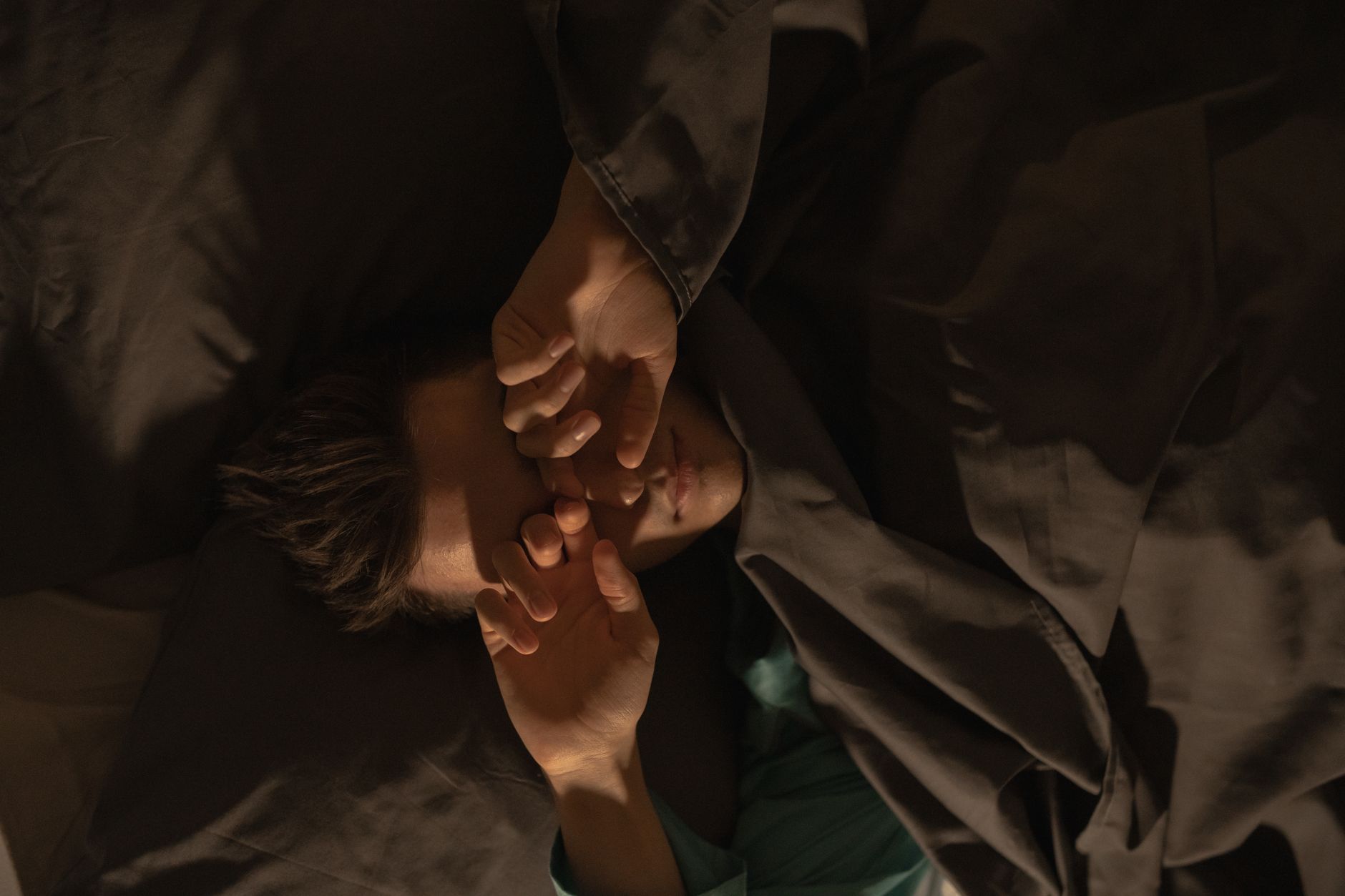 Schimbarea orei de iarnă afectează echilibrul hormonal: ce recomandă medicii pentru adaptare
