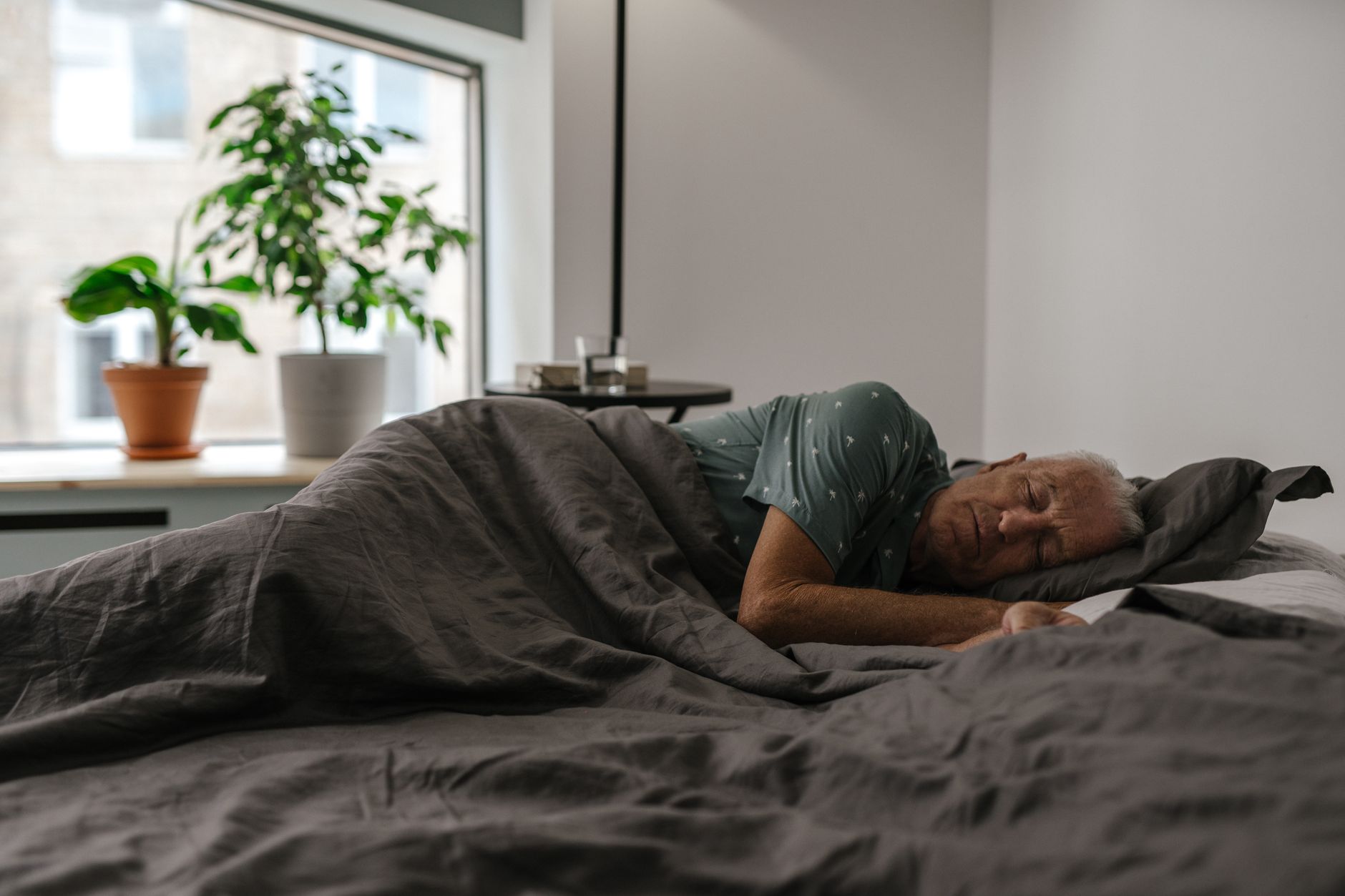 De ce ne trezim mai devreme pe măsură ce îmbătrânim: factorii biologici care afectează somnul